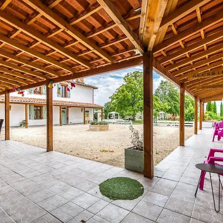 Modern Mansion With Swimming Pool, Terrace, Garden Furniture Casa de Férias